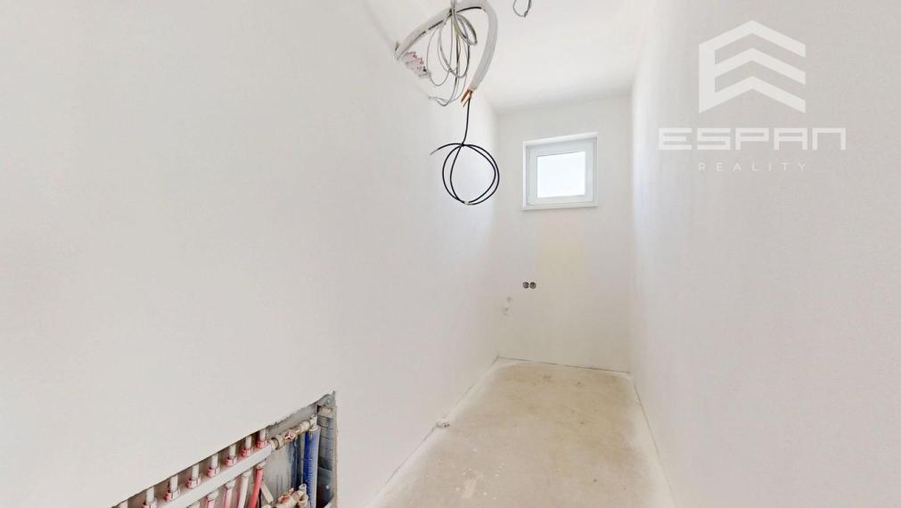 Samostatne stojaci rodinný dom s garážou v obci Láb