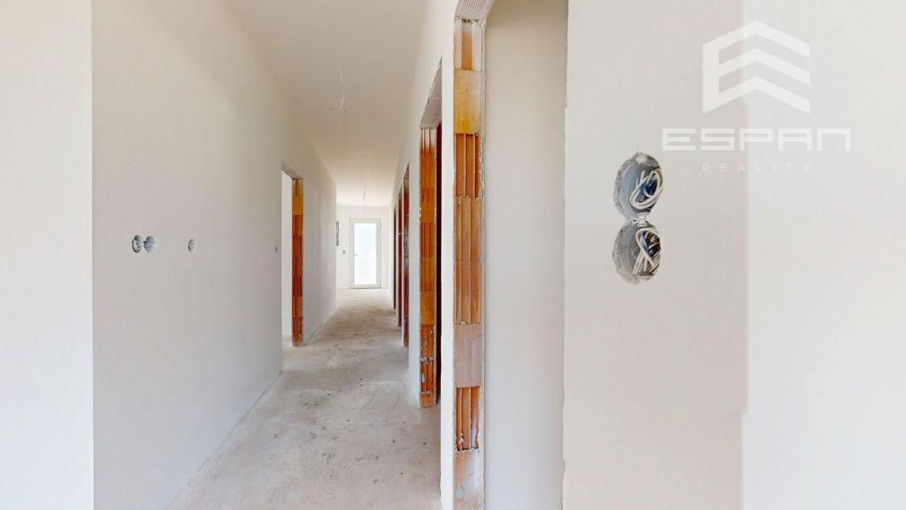 Samostatne stojaci rodinný dom s garážou v obci Láb