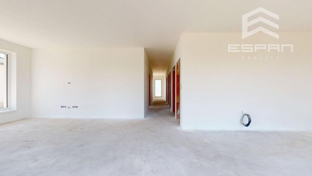 Samostatne stojaci rodinný dom s garážou v obci Láb