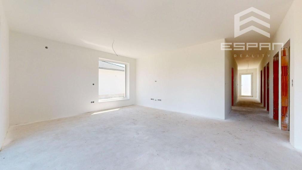 Samostatne stojaci rodinný dom s garážou v obci Láb