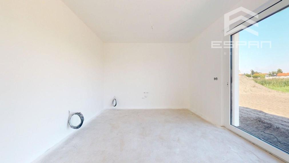 Samostatne stojaci rodinný dom s garážou v obci Láb