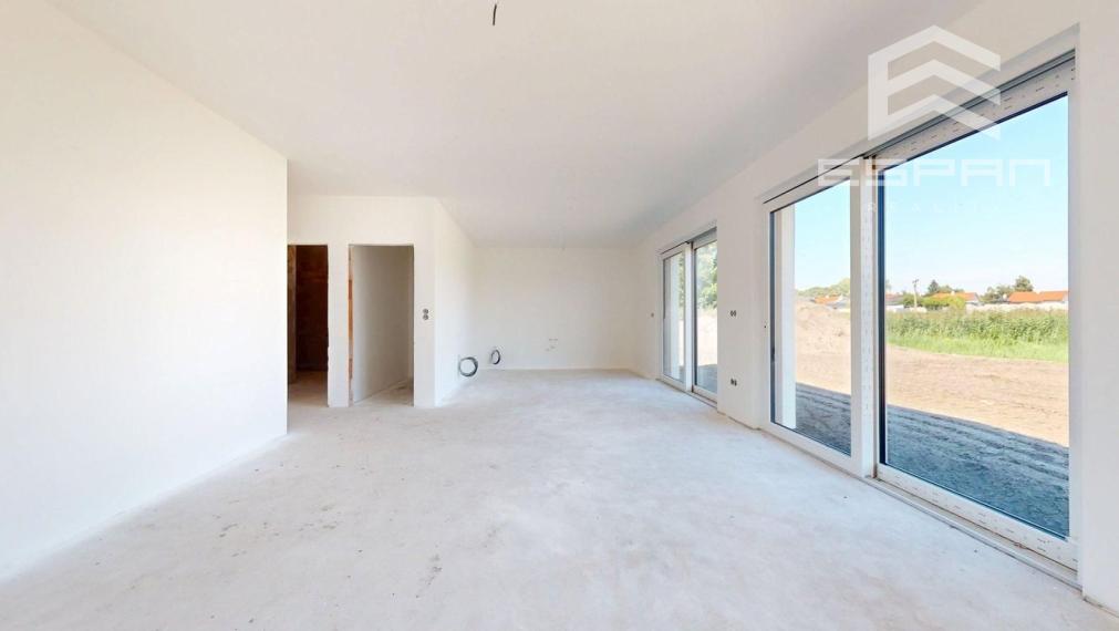 Samostatne stojaci rodinný dom s garážou v obci Láb