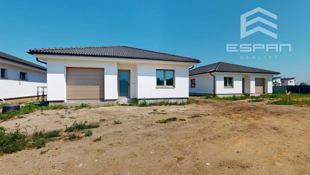 Samostatne stojaci rodinný dom s garážou v obci Láb