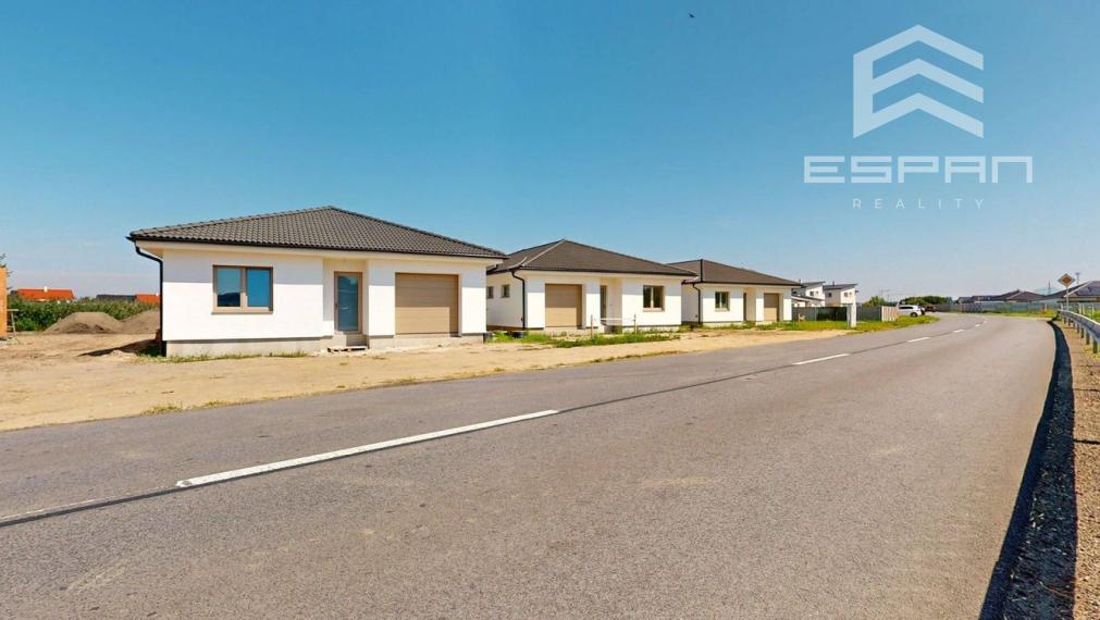 Samostatne stojaci rodinný dom s garážou v obci Láb