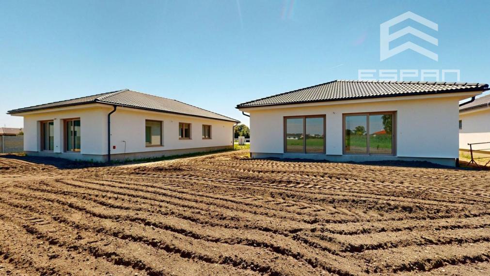 Samostatne stojaci rodinný dom s garážou v obci Láb