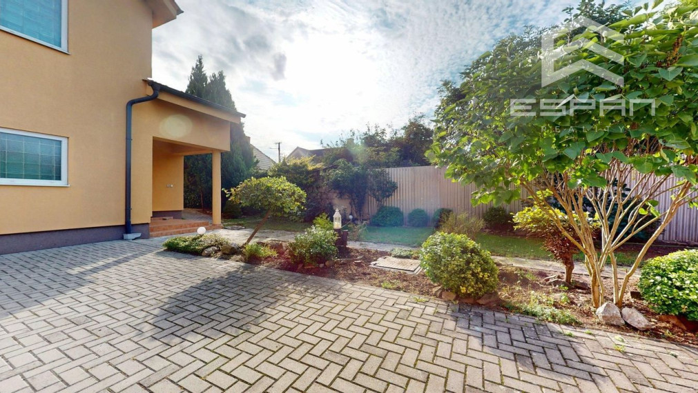 Zariadený 6 izb. priestranný rodinný dom v obci Veľké Leváre