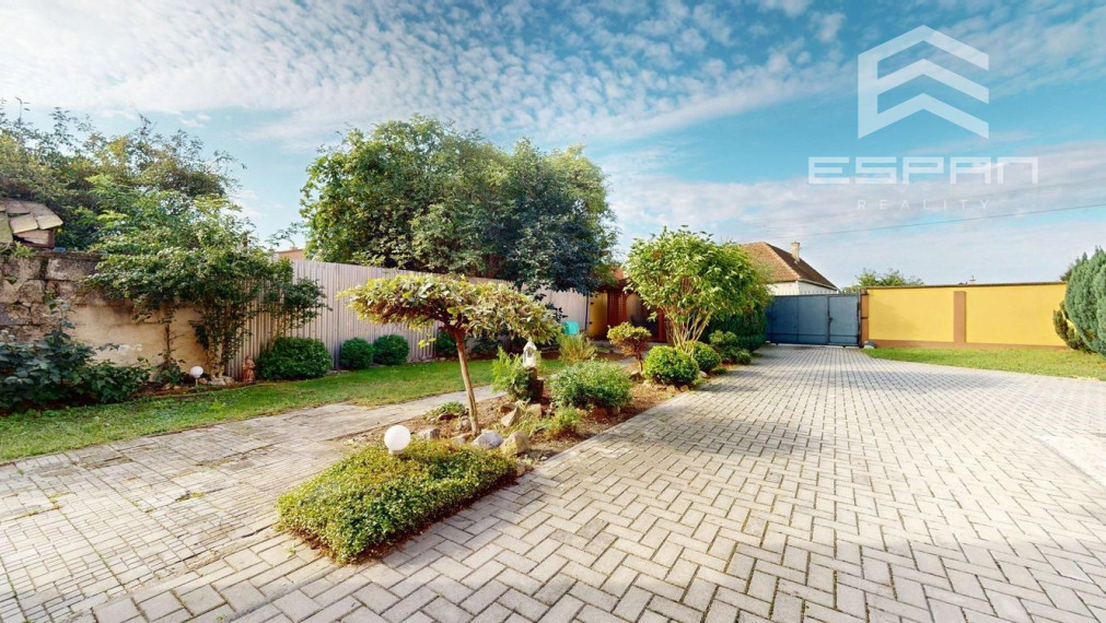 Zariadený 6 izb. priestranný rodinný dom v obci Veľké Leváre