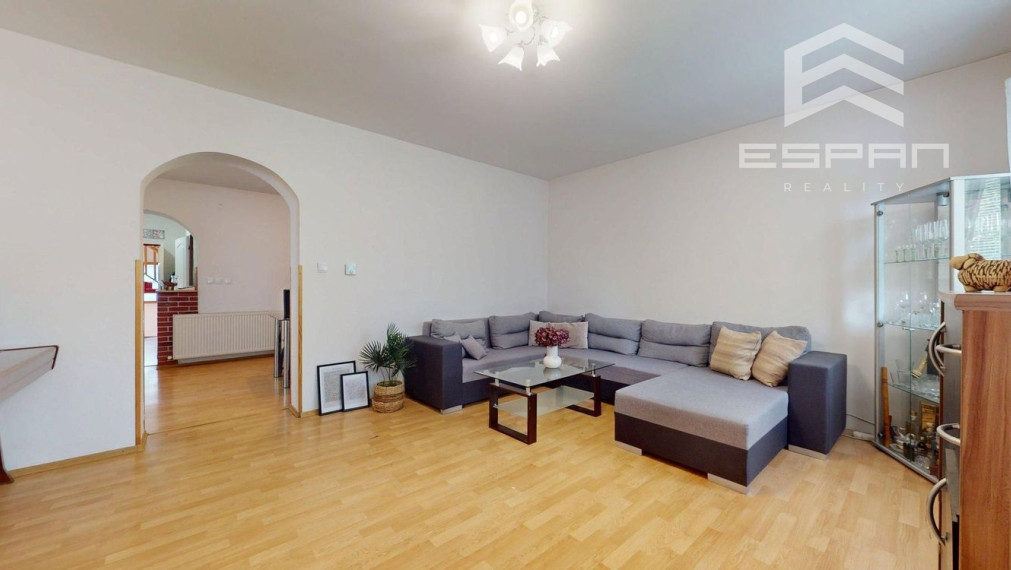 Zariadený 6 izb. priestranný rodinný dom v obci Veľké Leváre