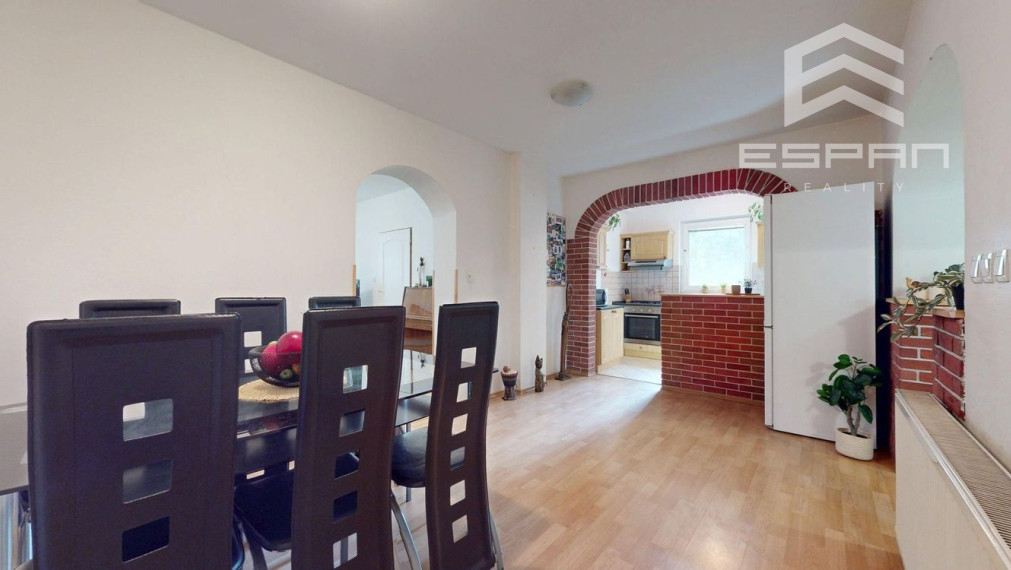 Zariadený 6 izb. priestranný rodinný dom v obci Veľké Leváre