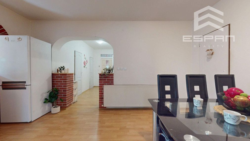 Zariadený 6 izb. priestranný rodinný dom v obci Veľké Leváre