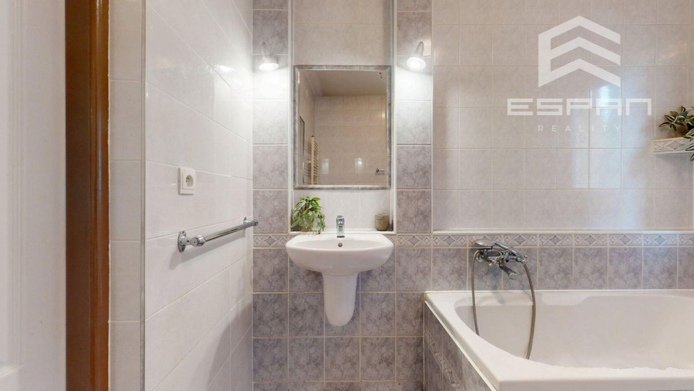 Zariadený 6 izb. priestranný rodinný dom v obci Veľké Leváre