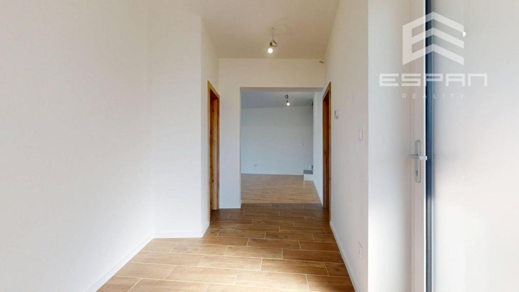 NOVOSTAVBA: Skolaudovaný 4 izb. rodinný dom  s garážou a tepelným čerpadlom!!