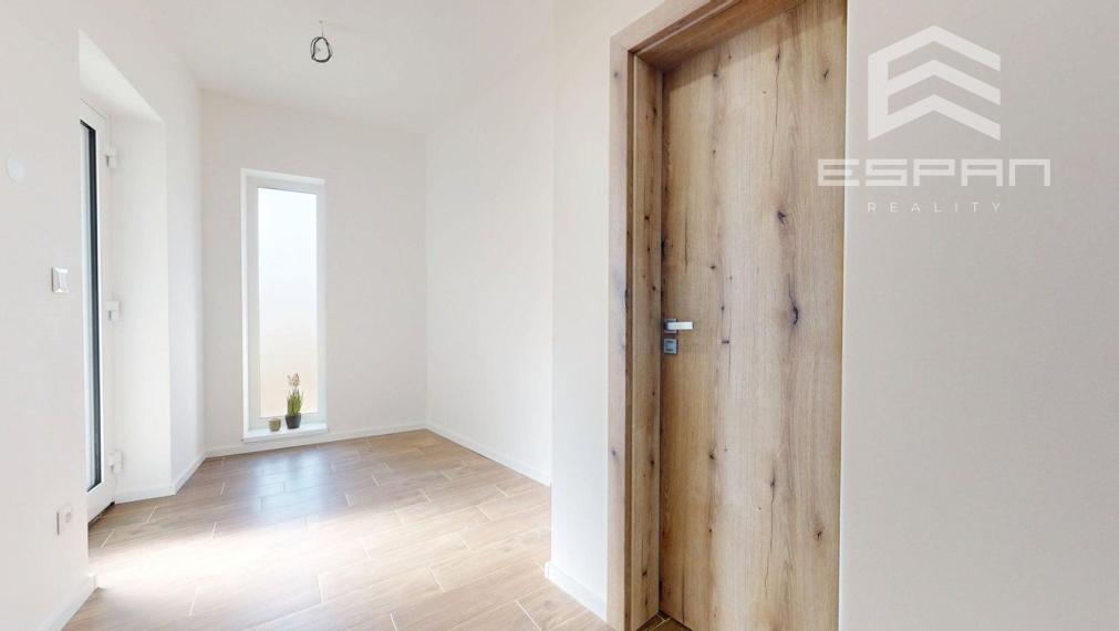 NOVOSTAVBA: Skolaudovaný 4 izb. rodinný dom  s garážou a tepelným čerpadlom!!