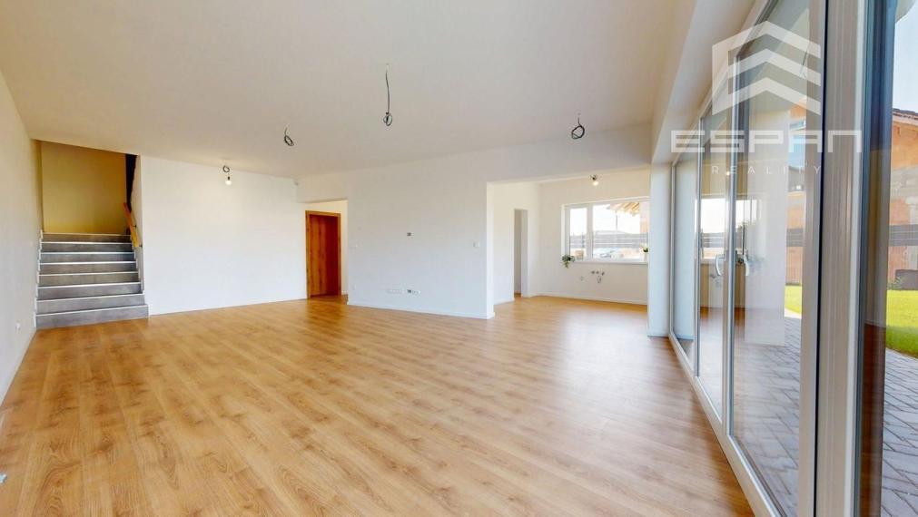 NOVOSTAVBA: Skolaudovaný 4 izb. rodinný dom  s garážou a tepelným čerpadlom!!