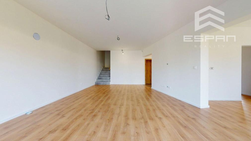 NOVOSTAVBA: Skolaudovaný 4 izb. rodinný dom  s garážou a tepelným čerpadlom!!