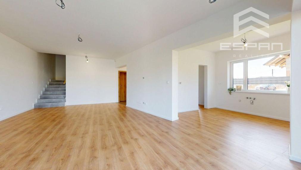 NOVOSTAVBA: Skolaudovaný 4 izb. rodinný dom  s garážou a tepelným čerpadlom!!