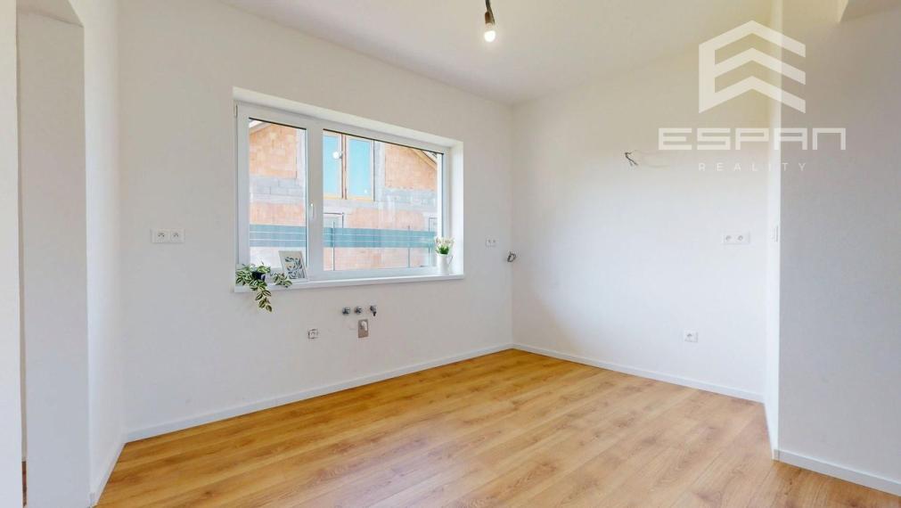 NOVOSTAVBA: Skolaudovaný 4 izb. rodinný dom  s garážou a tepelným čerpadlom!!