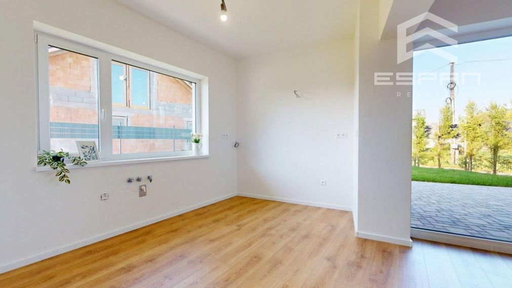 NOVOSTAVBA: Skolaudovaný 4 izb. rodinný dom  s garážou a tepelným čerpadlom!!