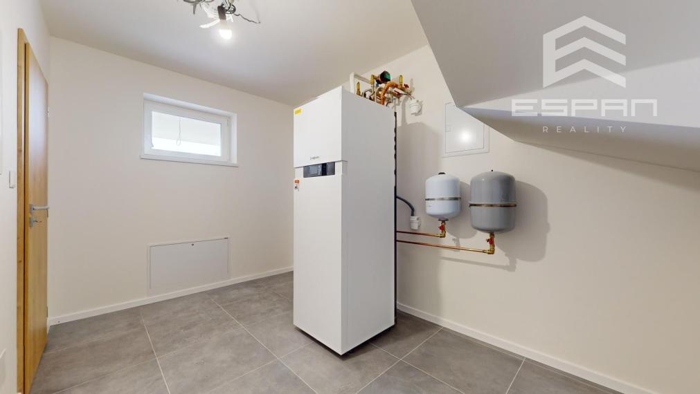 NOVOSTAVBA: Skolaudovaný 4 izb. rodinný dom  s garážou a tepelným čerpadlom!!