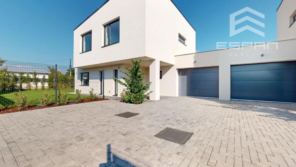 NOVOSTAVBA: Skolaudovaný 4 izb. rodinný dom  s garážou a tepelným čerpadlom!!