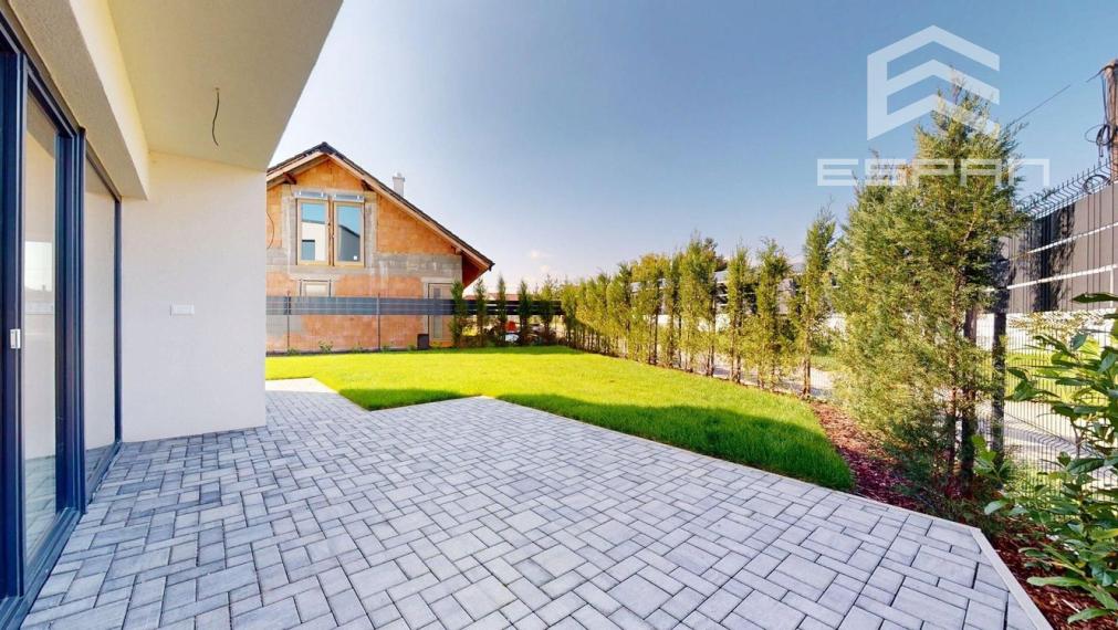 NOVOSTAVBA: Skolaudovaný 4 izb. rodinný dom  s garážou a tepelným čerpadlom!!