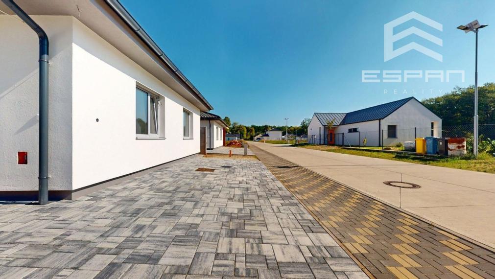 NOVINKA: Moderná novostavba 4 izb. bungalovu v krásnej lokalite "Pod lesom"