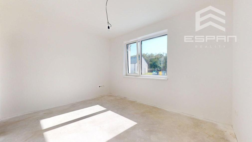 NOVINKA: Moderná novostavba 4 izb. bungalovu v krásnej lokalite "Pod lesom"