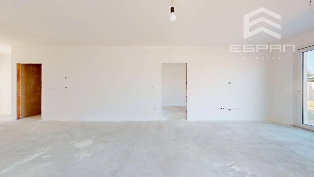 NOVINKA: Moderná novostavba 4 izb. bungalovu v krásnej lokalite "Pod lesom"