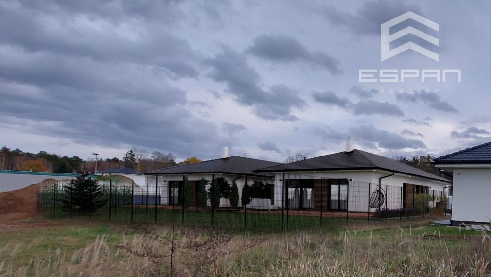 NOVINKA: Moderná novostavba 4 izb. bungalovu v krásnej lokalite "Pod lesom"