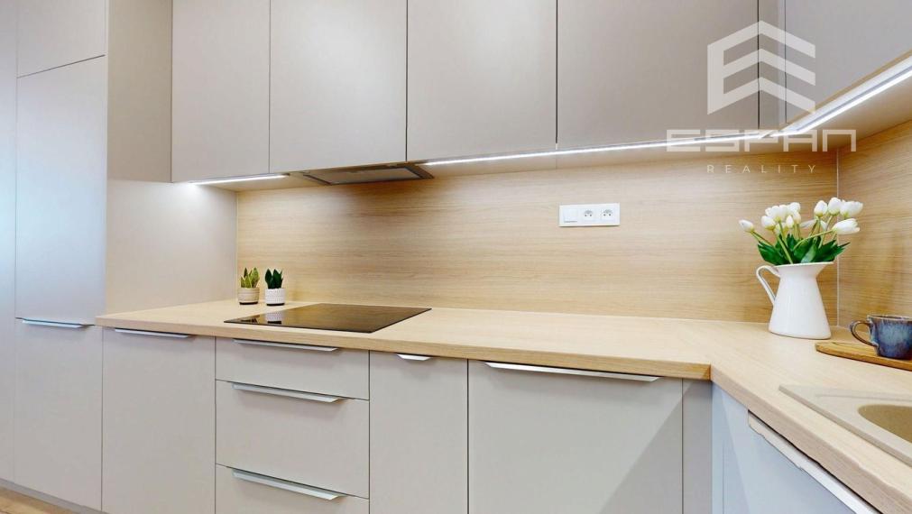 **NA PRENÁJOM: Nadštandardne zariadený 2 izbový byt vrátane krytého parkovania v CENTRE mesta Malacky!!**