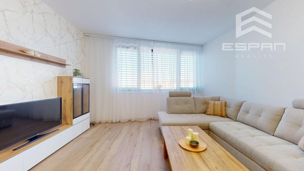 **NA PRENÁJOM: Nadštandardne zariadený 2 izbový byt vrátane krytého parkovania v CENTRE mesta Malacky!!**