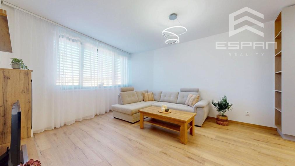 **NA PRENÁJOM: Nadštandardne zariadený 2 izbový byt vrátane krytého parkovania v CENTRE mesta Malacky!!**