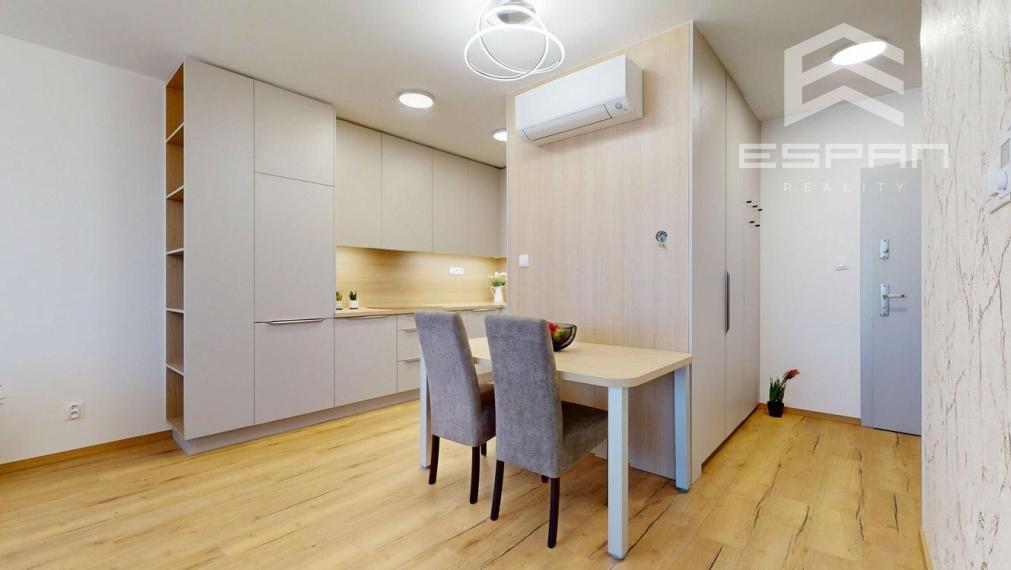 **NA PRENÁJOM: Nadštandardne zariadený 2 izbový byt vrátane krytého parkovania v CENTRE mesta Malacky!!**