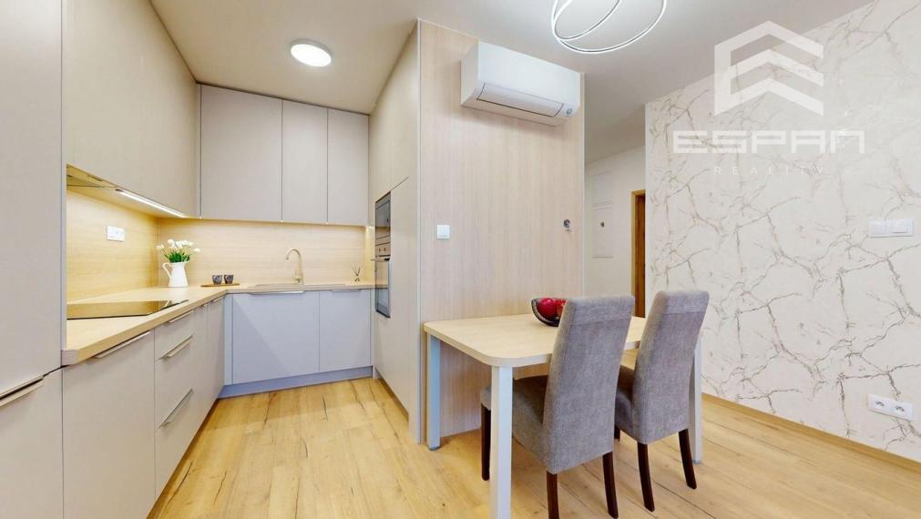 **NA PRENÁJOM: Nadštandardne zariadený 2 izbový byt vrátane krytého parkovania v CENTRE mesta Malacky!!**