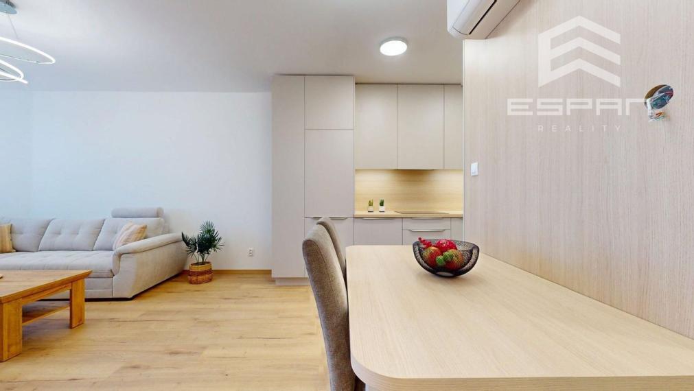 **NA PRENÁJOM: Nadštandardne zariadený 2 izbový byt vrátane krytého parkovania v CENTRE mesta Malacky!!**