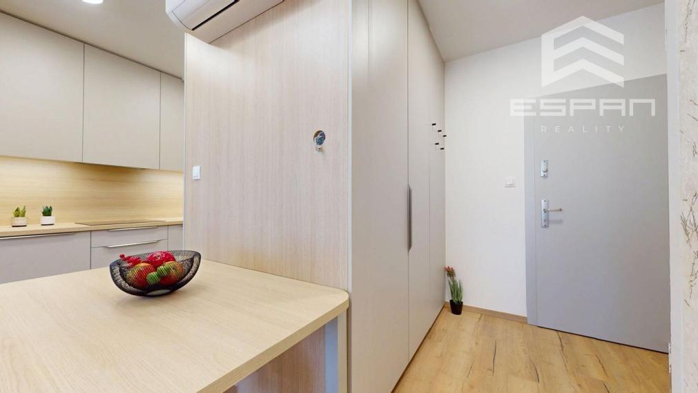 **NA PRENÁJOM: Nadštandardne zariadený 2 izbový byt vrátane krytého parkovania v CENTRE mesta Malacky!!**