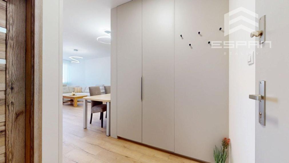 **NA PRENÁJOM: Nadštandardne zariadený 2 izbový byt vrátane krytého parkovania v CENTRE mesta Malacky!!**