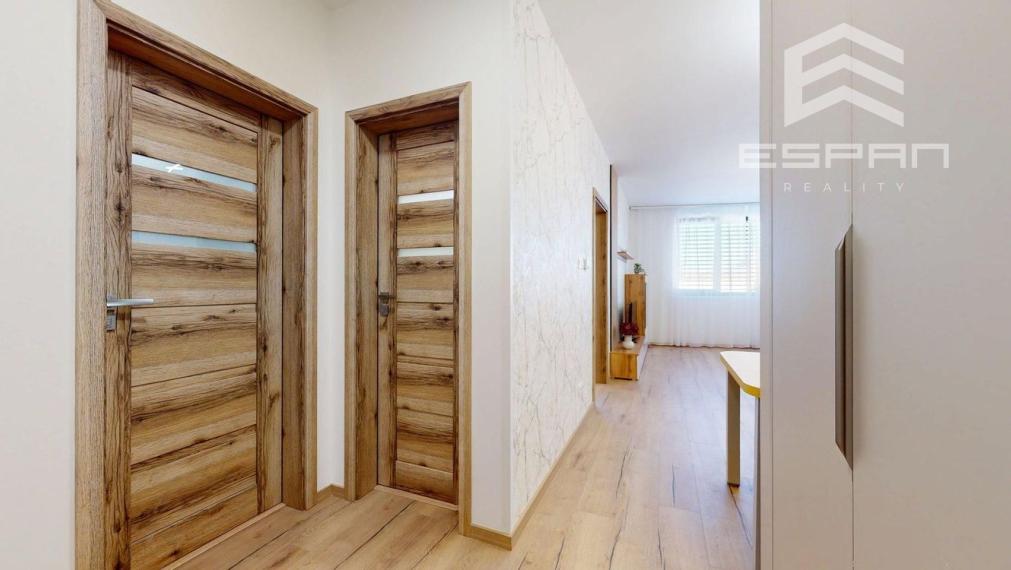 **NA PRENÁJOM: Nadštandardne zariadený 2 izbový byt vrátane krytého parkovania v CENTRE mesta Malacky!!**