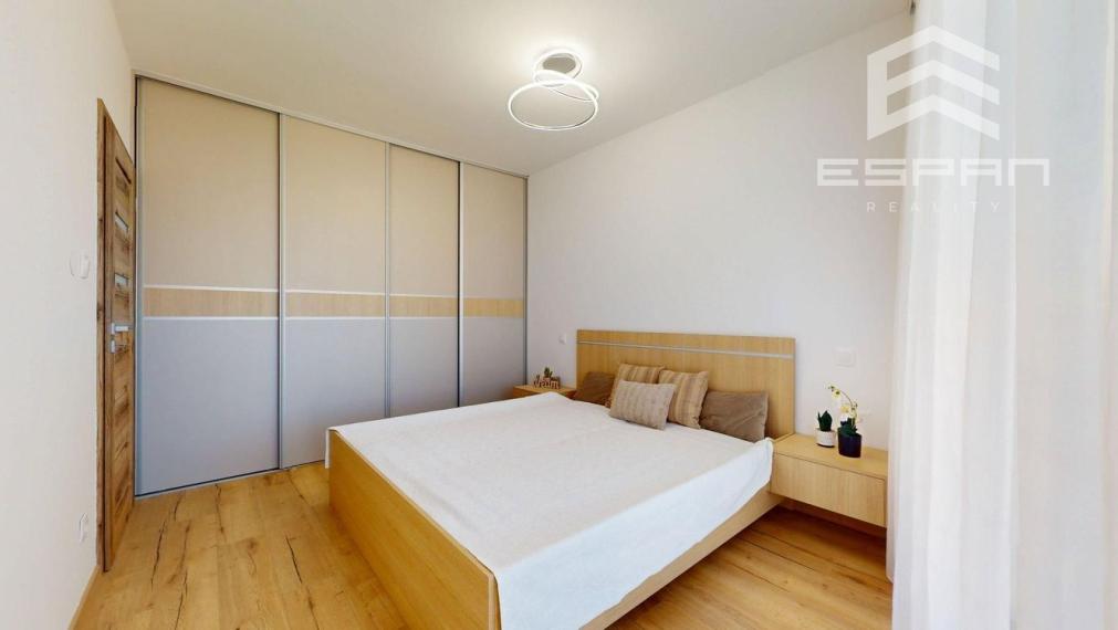 **NA PRENÁJOM: Nadštandardne zariadený 2 izbový byt vrátane krytého parkovania v CENTRE mesta Malacky!!**