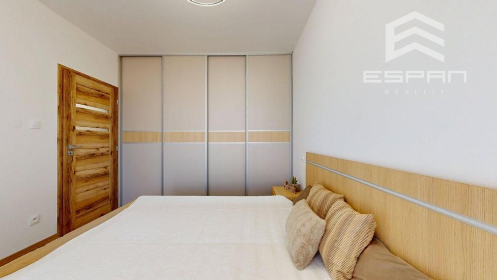 **NA PRENÁJOM: Nadštandardne zariadený 2 izbový byt vrátane krytého parkovania v CENTRE mesta Malacky!!**