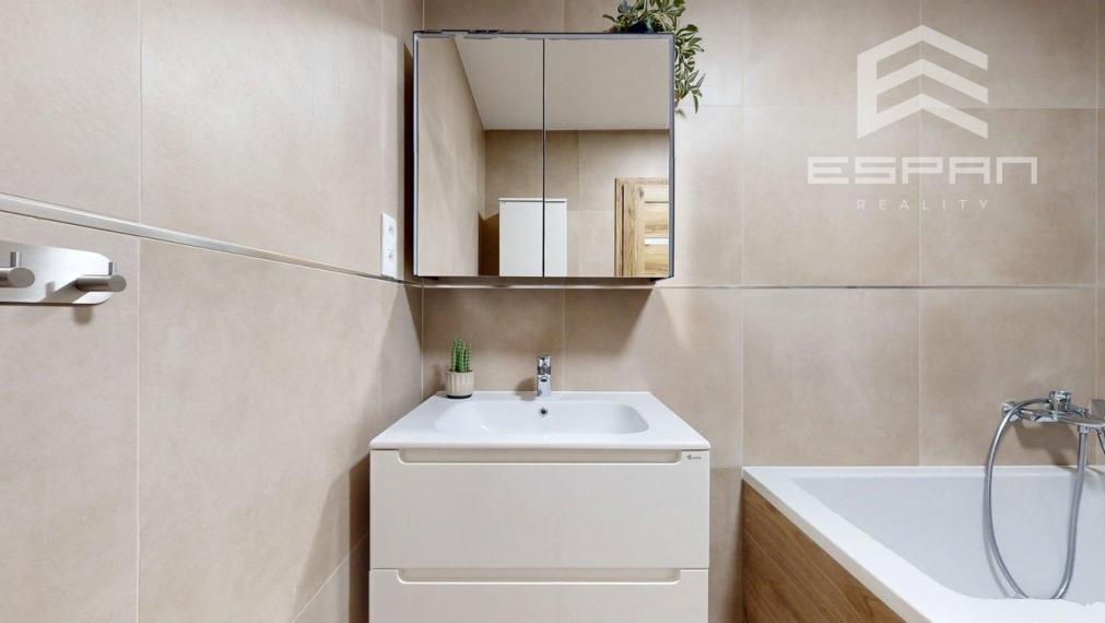 **NA PRENÁJOM: Nadštandardne zariadený 2 izbový byt vrátane krytého parkovania v CENTRE mesta Malacky!!**