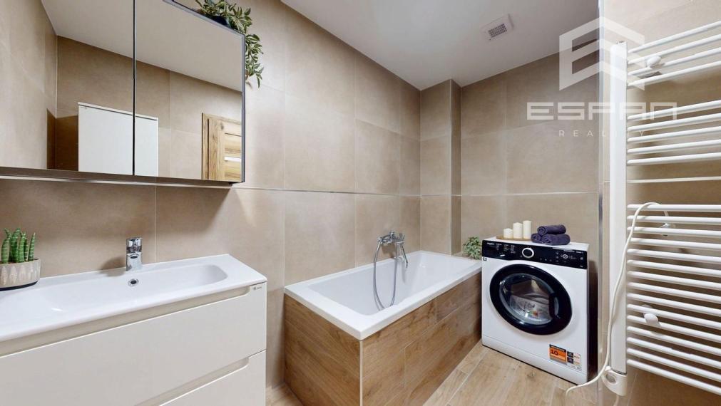 **NA PRENÁJOM: Nadštandardne zariadený 2 izbový byt vrátane krytého parkovania v CENTRE mesta Malacky!!**