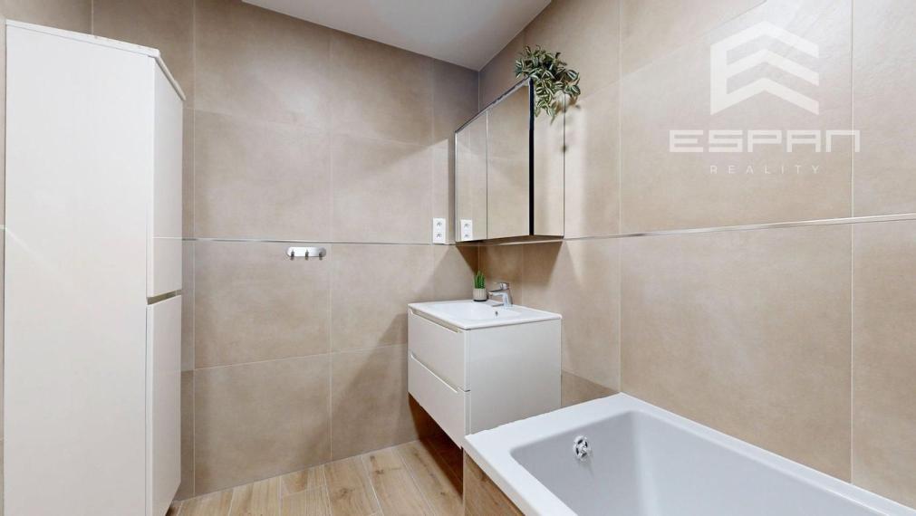 **NA PRENÁJOM: Nadštandardne zariadený 2 izbový byt vrátane krytého parkovania v CENTRE mesta Malacky!!**