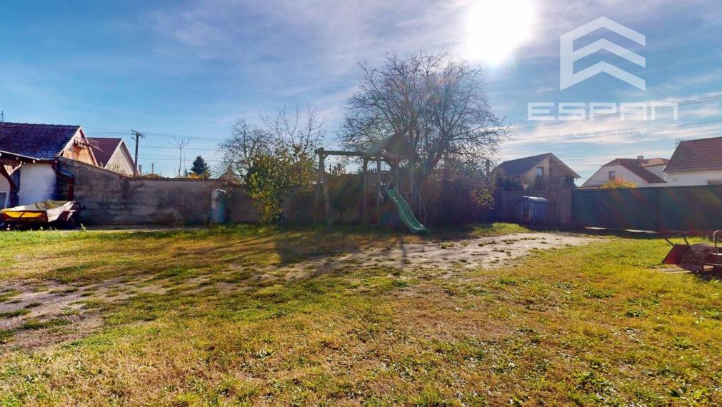 Prevádzka vhodná ako potraviny al. pre gastro účel, alebo iná prevádzka v obci Veľké Leváre, okr. MALACKY!!