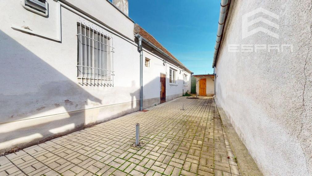 Prevádzka vhodná ako potraviny al. pre gastro účel, alebo iná prevádzka v obci Veľké Leváre, okr. MALACKY!!