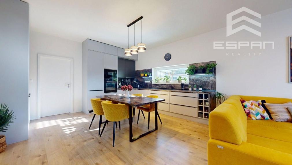 Moderný 3 izbový byt s predzáhradkou a parkovaním pre 2 autá/ Kostolište