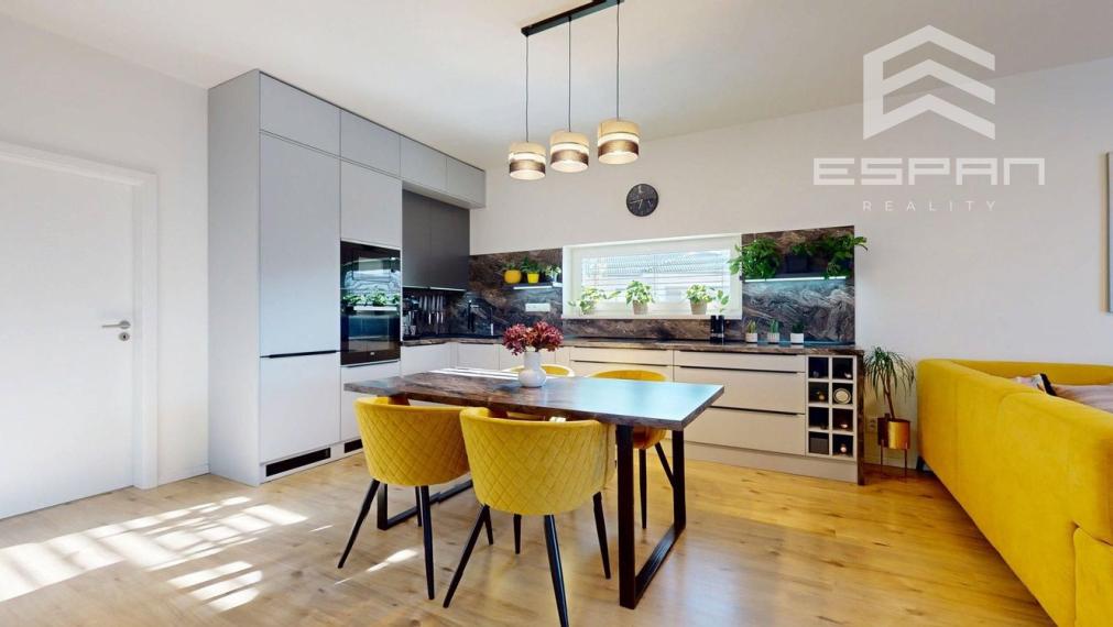 Moderný 3 izbový byt s predzáhradkou a parkovaním pre 2 autá/ Kostolište