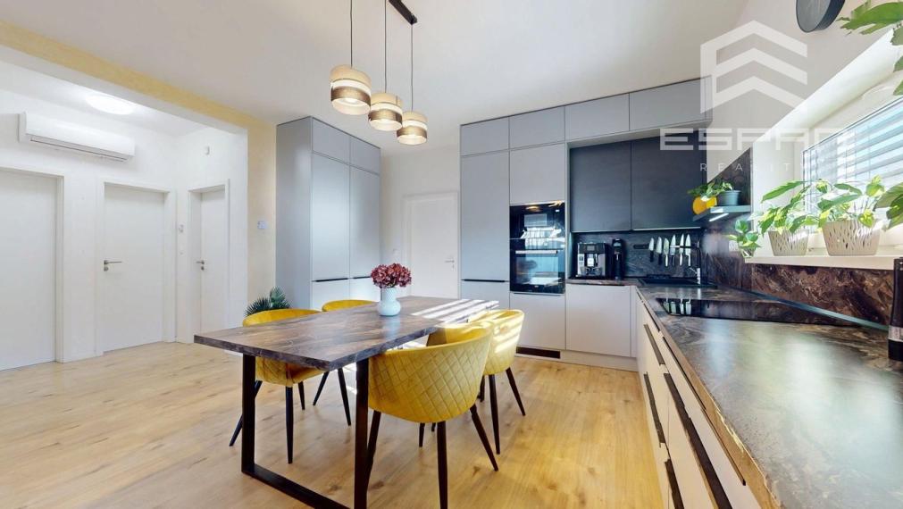 Moderný 3 izbový byt s predzáhradkou a parkovaním pre 2 autá/ Kostolište