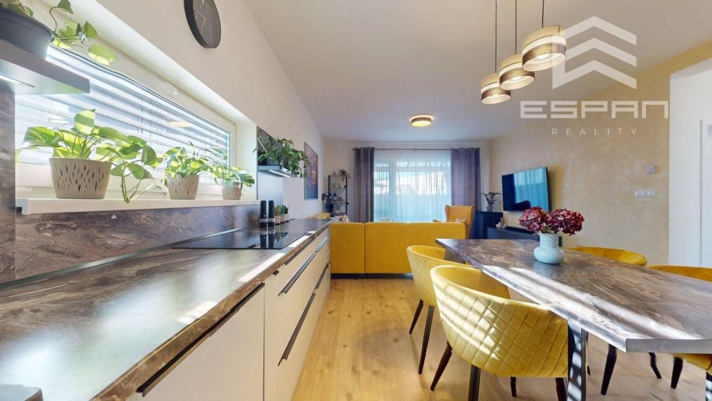 Moderný 3 izbový byt s predzáhradkou a parkovaním pre 2 autá/ Kostolište