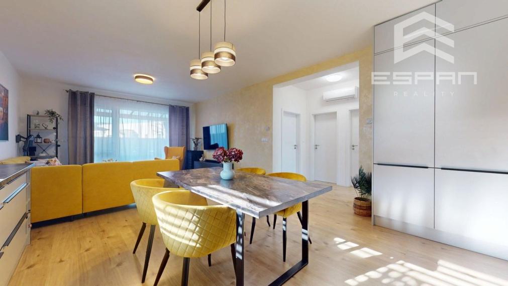 Moderný 3 izbový byt s predzáhradkou a parkovaním pre 2 autá/ Kostolište